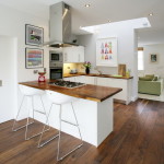 interni in bianco, infissi bianchi, parquet e top cucina in legno, arredo colorato, contribuiscono a creare un ambiente luminoso e vivace