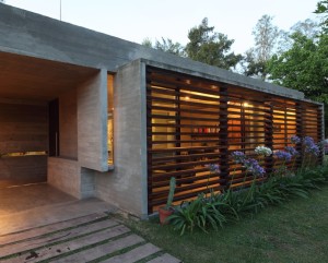 Besonías Almeida House - il brise soleil in legno in facciata